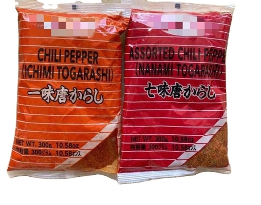 乾燥した赤チリとシチミ・ナナミ・トガラシ粉末の完璧な混合を味わう