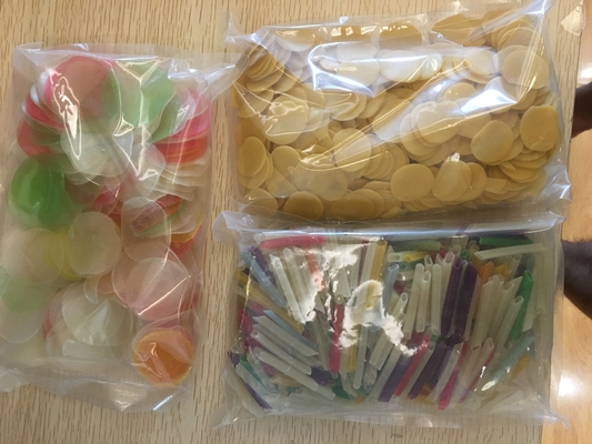 生かず 乾燥した赤色ペレット ポテトチップス CRISPY PAOSI 混合 膨らんだ胚材料