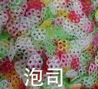 生かず 乾燥した赤色ペレット ポテトチップス CRISPY PAOSI 混合 膨らんだ胚材料