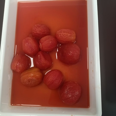美味しい 甘い 味 を 味わえる 缶詰 に 詰め られ て いる 新鮮 な 原料 から 剥が れ た トマト
