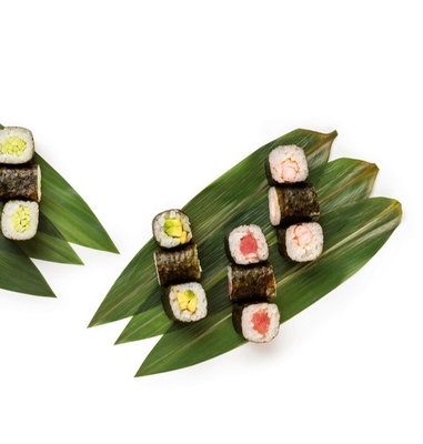 自然 の 緑 の HOBA 竹 の 葉 は,寿司 を 料理 する ため の 基本 的 な 成分 です