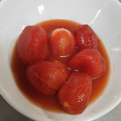 美味しい 甘い 味 を 味わえる 缶詰 に 詰め られ て いる 新鮮 な 原料 から 剥が れ た トマト