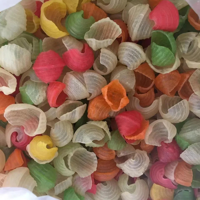 生鮮で乾燥した赤色ペレット ポテトチップス パフされた食品 普通黄色の材料から作る